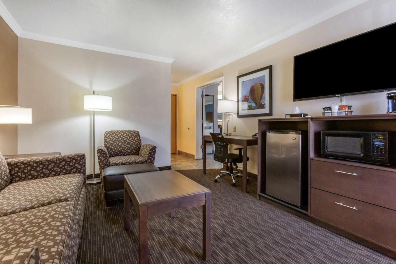Best Western Airport Albuquerque Innsuites Hotel & Suites מראה חיצוני תמונה