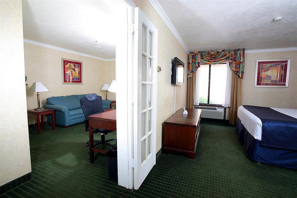 Best Western Airport Albuquerque Innsuites Hotel & Suites מראה חיצוני תמונה